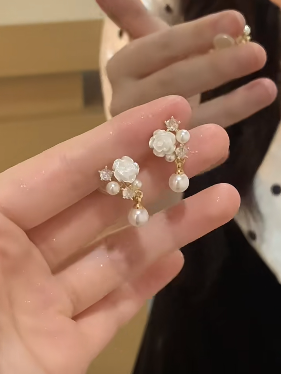 White Garden Whispers  | 白い庭のささやき